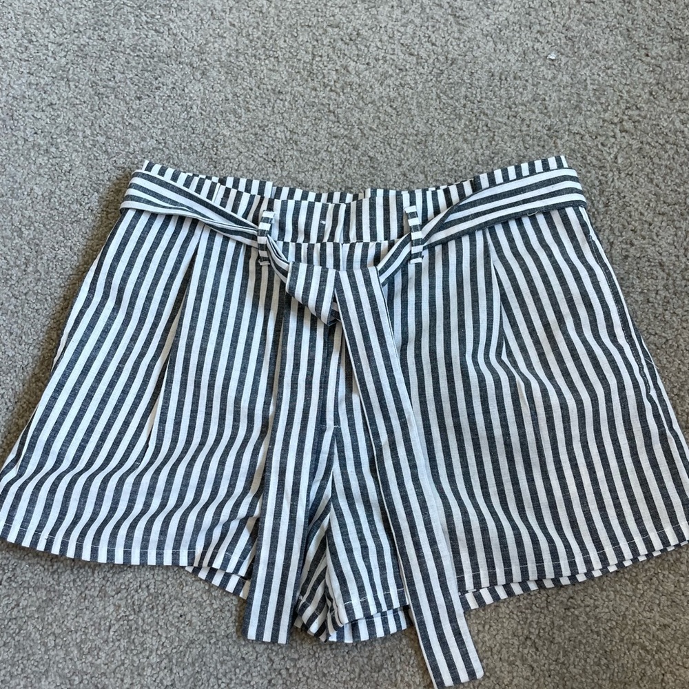 Striped shorts with tie